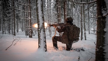 جندي فرنسي يشارك في تدريب في معسكر تابا الإستوني قرب راكفير في استونيا (5 شباط 2022، أ ف ب). 