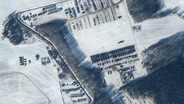 صورة من الأقمار الاصطناعية نشرتها Maxar Technologies وتظهر مجموعة من مساكن للقوات وموقفا للسيارات وعمليات نشر مدفعية في ريشيتسا في بيلاروسيا (4 شباط 2022، ا ف ب). 