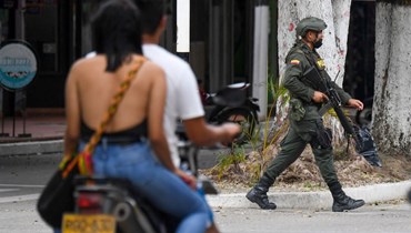 شرطي كولومبي وقف في أحد شوارع أراوكا بكولومبيا، قرب الحدود الفنزويلية (23 ك2 2022، أ ف ب). 