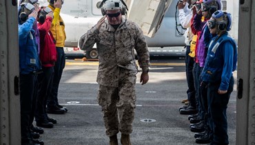 ماكنزي خلال صعوده الى السفينة الهجومية البرمائية "يو إس إس بوكسر" (23 تموز 2019، وزارة الدفاع الاميركية). 