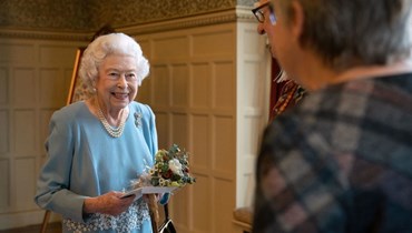 إليزابيث الثانية خلال احتفالها ببدء اليوبيل البلاتيني في استقبال في ساندرينغهام هاوس، مقر إقامة الملكة في نورفولك (5 شباط 2022، ا ف ب). 