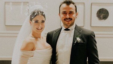 الممثلة التركية هازال كايا وزوجها علي اتاي.