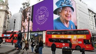 صور الملكة إليزابيث في شوارع لندن (أ ف ب).