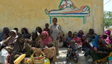 صوماليون ينتظرون المساعدات الغذائية (أ ف ب).