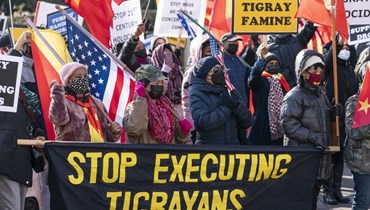 مجموعة من شتات تيغراي في أميركا الشمالية تحتج على الصراع في إثيوبيا قرب مقر وزارة الخارجية في واشنطن (22 ك1 2021، ا ب). 