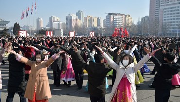 طلاب يرقصون في بيونغ يانغ خلال احتفالهم بالذكرى الـ74 لتأسيس الجيش الشعبي الكوري (8 شباط 2022، أ ف ب).