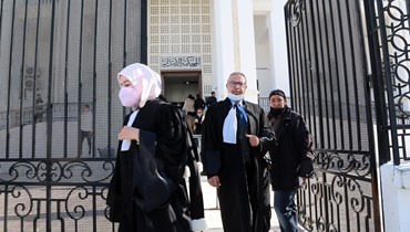 مواطنون ومحامون تونسيون يغادرون محكمة ولاية أريانة بعد إعلان إضراب القضاة (أ ف ب- 9 شباط 2022).