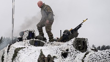 جندي عند الحدود الروسية - الأوكرانية (أ ف ب).