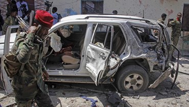 حطام سيارة في موقع تفجير انتحاري في مقديشو (16 ك2 2022، أ ب). 