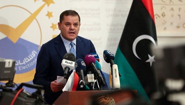 الدبيبة متكلما بعد تسجيل ترشيحه للانتخابات الرئاسية في العاصمة طرابلس (21 ت2 2021، ا ف ب). 