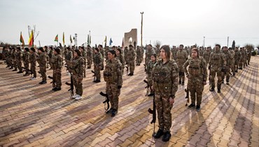 مقاتلون من قوات سوريا الديموقراطية يشاركون في تشييع في مدينة الحسكة شمال شرق سوريا (4 شباط 2022، أ ف ب). 