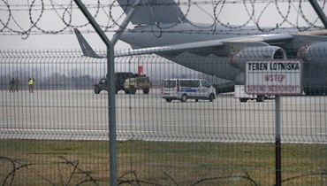 طائرة نقل تابعة للقوات الجوية الأميركية توقفت في مطار رزيسزو-ياشونكا في جنوب شرق بولندا (6 شباط 2022، ا ف ب). 