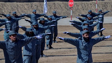 مقاتلون مجندون حديثًا في طالبان يستعرضون مهاراتهم خلال احتفال تخريج في مركز أبو دجانة لتدريب الشرطة الوطنية في قندهار (9 شباط 2022، أ ف ب). 