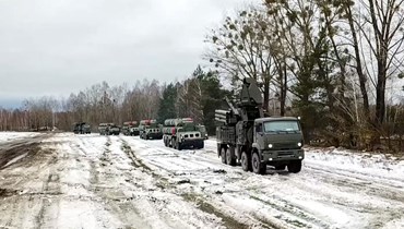 لقطة شاشة من فيديو نشرته وزارة الدفاع الروسية، وتظهر طواقم قتالية من نظام الدفاع الجوي S-400 خلال تدريبات مشتركة للقوات المسلحة الروسية والبيلاروسية في منطقة بريست في بيلاروسيا (9 شباط 2022، ا ف ب). 