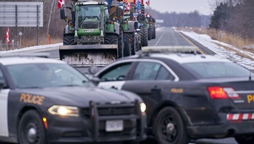 مزارعون اغلقوا الطريق السريع 402 بالقرب من سارنيا بأونتاريو للاحتجاج على القيود الصحية (10 شباط 2022، أ ف ب). 