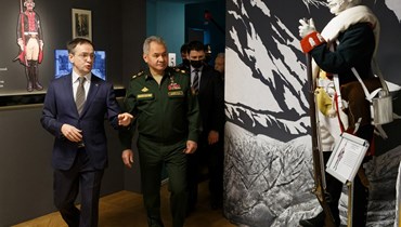 شويغو خلال زيارته معرض متحف الزي العسكري التابع للجمعية التاريخية العسكرية الروسية (9 شباط 2022، وزارة الدفاع الروسية). 