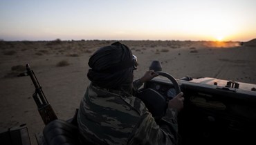 جندي من جبهة بوليساريو يقود شاحنة صغيرة بالقرب من مهيرس في الصحراء الغربية (14 ت1 2021، أ ب). 