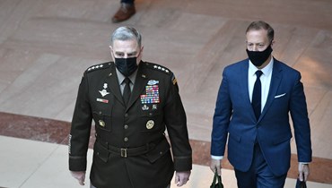 الجنرال ميلي (إلى اليسار) لدى وصوله إلى جلسة مغلقة لأعضاء مجلس الشيوخ بشأن أوكرانيا وروسيا في مبنى الكابيتول بواشنطن (3 شباط 2022، ا ف ب). 