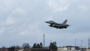 طائرة تابعة لسلاح الجو الأمريكي من طراز أف-16 فالكون تغادر قاعدة سبانغدهلم الجوية بألمانيا متوجهة الى قاعدة فيتيستي الجوية في رومانيا (11 شباط 2022، ا ف ب). 