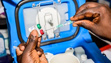 عامل صحي يقيس جرعة لقاح ضد الملاريا في ندهيوا بمقاطعة هوماباي غرب كينيا خلال إطلاق لقاح ضد الملاريا في كينيا (13 ايلول 2019، ا ف ب).