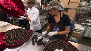 حلوى على شكل قلب في مصنع للشوكولا في نيويورك.