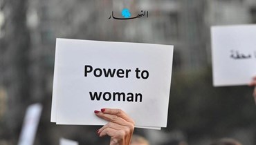 رفع شعار "القوة للمرأة" في مسيرة في ساحة الشهداء (نبيل إسماعيل).