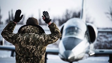 طائرة لواء الطيران التكتيكي الجوي لأوكرانيا خلال رحلة سابقة في منطقة ميرهورود (أ ف ب- 11 شباط 2022).