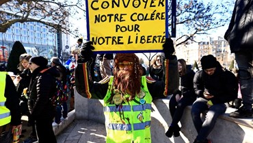 متظاهرون تجمعوا في ساحة إيطاليا في باريس في وقت وصلت "مواكب الحرية" الى العاصمة الفرنسية (12 شباط 2022، أ ف ب). 
