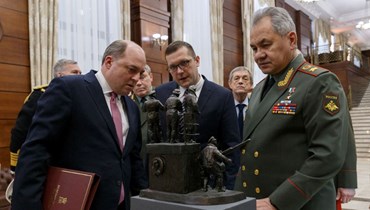  والاس (إلى اليسار)  مع نظيره الروسي سيرغي شويغو (إلى اليمين) خلال زيارتهما معرضًا قبل محادثاتهما في موسكو (11 شباط 2022، أ ف ب). 