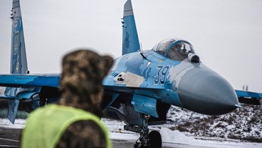 طائرة سوخوي سو-27 تابعة للسلاح الجوي الاوكراني قبل انطلاقها في منطقة ميرهورود بأوكرانيا (11 شباط 2022/ أ ف ب). 