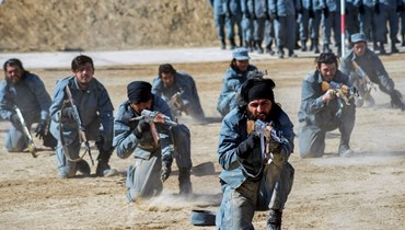 مقاتلون مجندون حديثًا في طالبان يستعرضون مهاراتهم خلال احتفال تخريج في مركز أبو دجانة لتدريب الشرطة الوطنية في قندهار (9 شباط 2022، ا ف ب). 