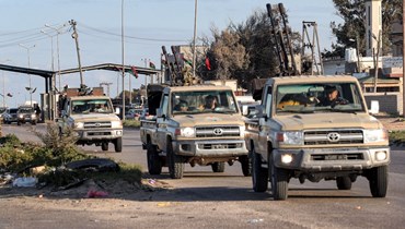 آليات تابعة لكتائب عسكرية موالية لحكومة الوحدة الليبية، برئاسة الدبيبة، تصل إلى العاصمة طرابلس (12 شباط 2022، أ ف ب). 