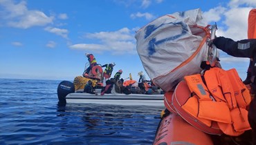 فرق "اس.او.اس ميديتيرانيه" خلال عملية انقاذ مهاجرين في المنطقة المالطية (13 شباط 2022، SOS MEDITERRANEE).