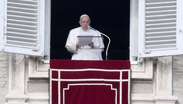 البابا فرنسيس ملقيا كلمة خلال صلاة التبشير الملائكي من نافذة مكتبه المطل على ساحة القديس بطرس في الفاتيكان (13 شباط 2022، أ ف ب). 