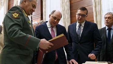 والاس (في الوسط)  مع نظيره الروسي سيرغي شويغو (إلى اليسار) خلال زيارتهما معرضًا قبل محادثاتهما في موسكو (11 شباط 2022، أ ف ب). 
