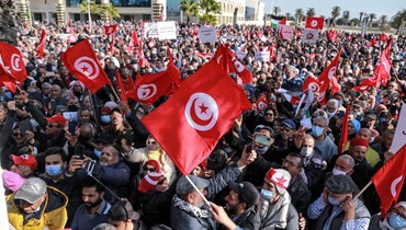 تونسيون يتظاهرون ضد قرارات سعيد خارج دار الأوبرا التونسية في وسط العاصمة تونس (13 شباط 2022، أ ف ب). 