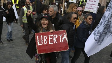 متظاهرون يشاركون في "قوافل الحرية" في كورتي بجزيرة كورسيكا الفرنسية (12 شباط 2022، ا ف ب). 