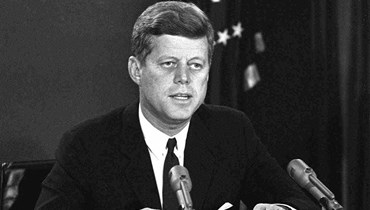  الرئيس الأميركي الأسبق جون كينيدي يلقي كلمة متلفزة عن أزمة صواريخ كوبا، 22 تشرين الأول 1962 - "أ ف ب".