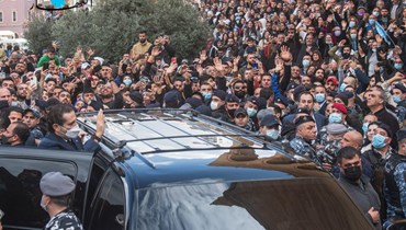 الرئيس سعد الحريري محاطاً بمناصري تيار المستقبل. (نبيل اسماعيل).