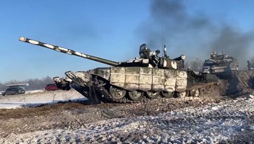 دبابات روسية تغادر إلى روسيا بعد تدريبات مشتركة مع قوات بيلاروسيا، في ميدان تدريب بالقرب من بريست (15 شباط 2022، ا ف ب).