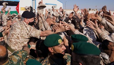 العاهل الاردني وسط جنود اردنيين خلال زيارته المنطقة العسكرية الشرقية (14 شباط 2022، الديوان الملكي الهاشمي). 
