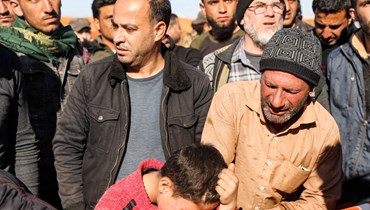 أشخاص يبكون خلال تشييع ضحايا قصف على قرية معرة النعسان بمحافظة إدلب السورية (12 شباط 2022، ا ف ب). 