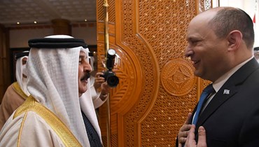 ملك البحرين حمد بن عيسى آل خليفة مستقبلا بينيت في المنامة (15 شباط 2022، أ ف ب). 