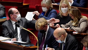 رئيس الوزراء جان كاستكس (إلى اليسار) يتحدث الى وزيرة الاقتصاد الاجتماعي أوليفيا غريغوار خلال جلسة مساءلة للحكومة في الجمعية الوطنية الفرنسية في باريس (15 شباط 2022، ا ف ب). 