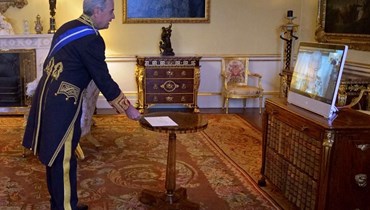 الملكة إليزابيث تظهر على شاشة عبر الفيديو، من قلعة وندسور ، خلال لقاء مع سفير إسبانيا خوسيه باسكوال ماركو مارتينيث في قصر باكنغهام في لندن (15 شباط 2022، ا ف ب). 