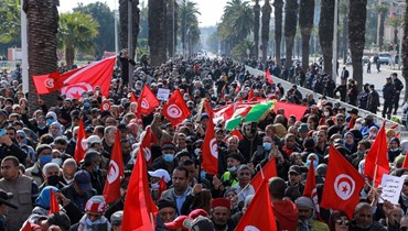 تونسيون يتظاهرون خارج دار الأوبرا وسط العاصمة تونس، احتجاجا على القرارات الأخيرة لسعيد (13 شباط 2022، ا ف ب). 