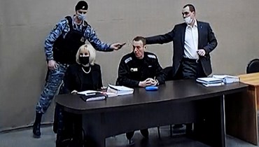نافالني (في الوسط) خلال محاكمته في المستعمرة العقابية N2 في بلدة بوكروف (15 شباط 2022، أ ف ب). 