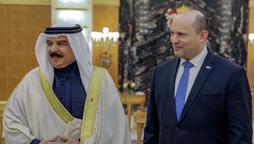 ملك البحرين حمد بن عيسى آل خليفة مستقبلا بينيت في المنامة (15 شباط 2022، أ ف ب). 