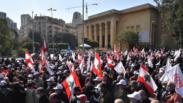 تظاهرة مركزية لتجمّع متقاعدي قوى الأمن الداخلي عند تقاطع المتحف (نبيل إسماعيل). 
