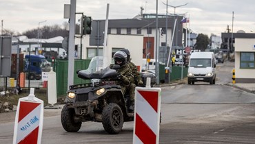 جنود أوكرانيين عند الحدود مع بولندا (أ ف ب).